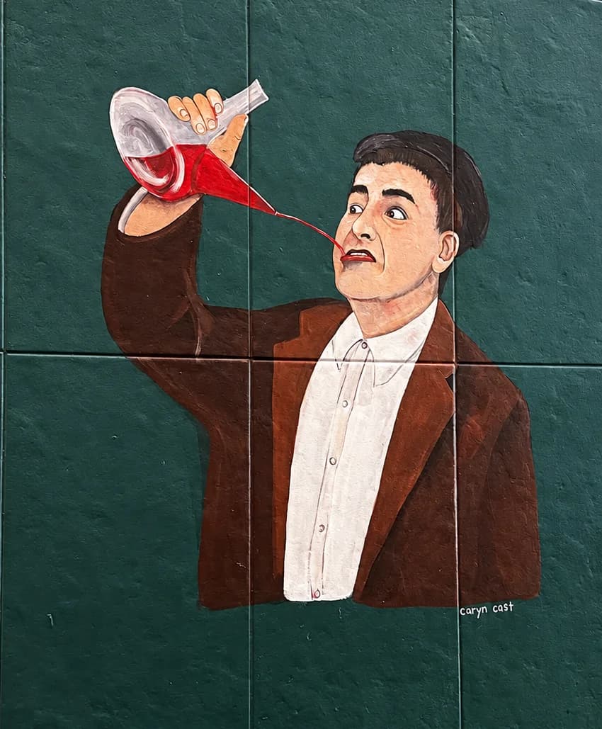 Interior de Taberna El Templat con barra y selección de vinos