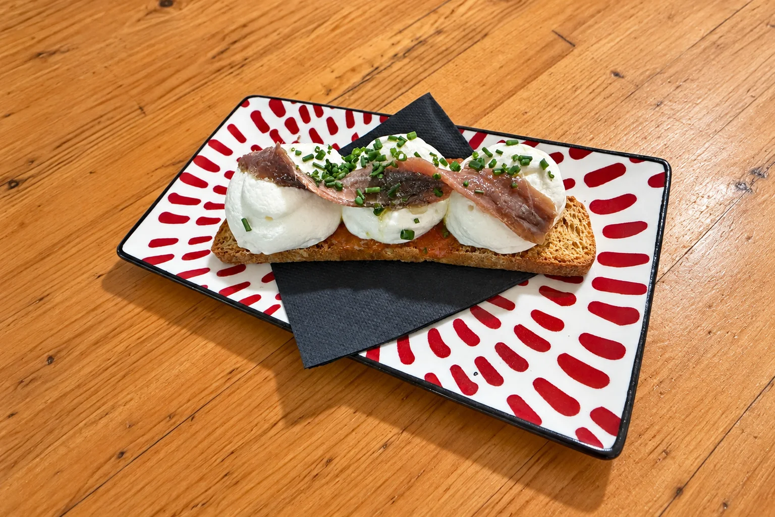Tostadita de anchoa y espuma de queso